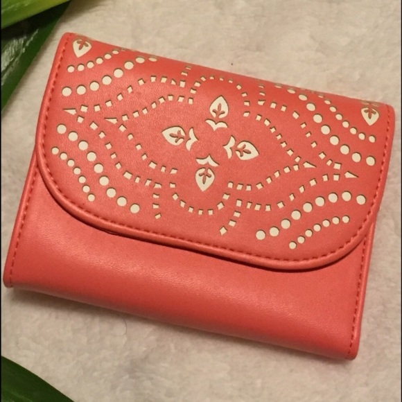 NWT Vera Bradley laser cut trifold wallet - Picture 1 of 6